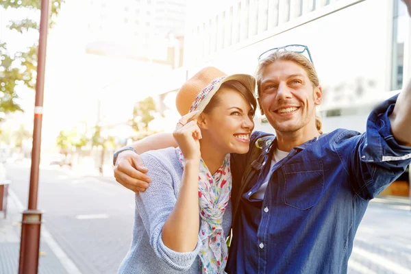 Smiling couple with the camera — Stock Photo, Image