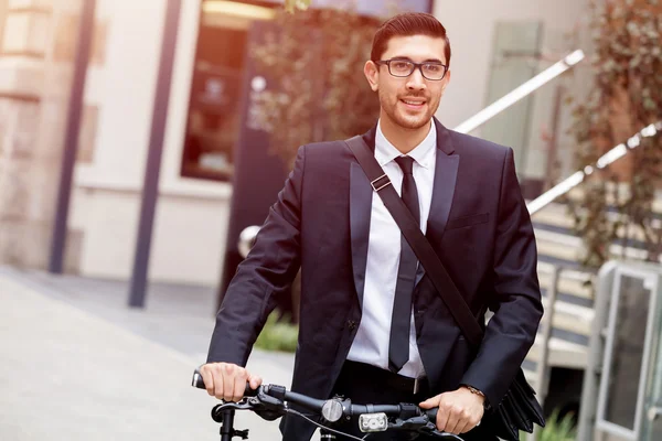 Jonge zakenmensen met een fiets — Stockfoto