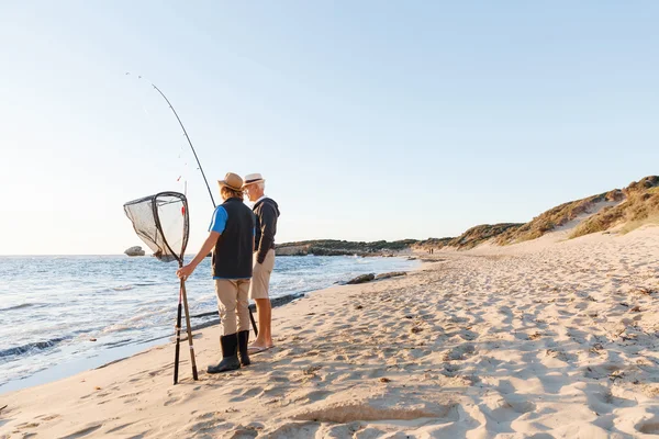 Senior homme pêche avec son petit-fils — Photo