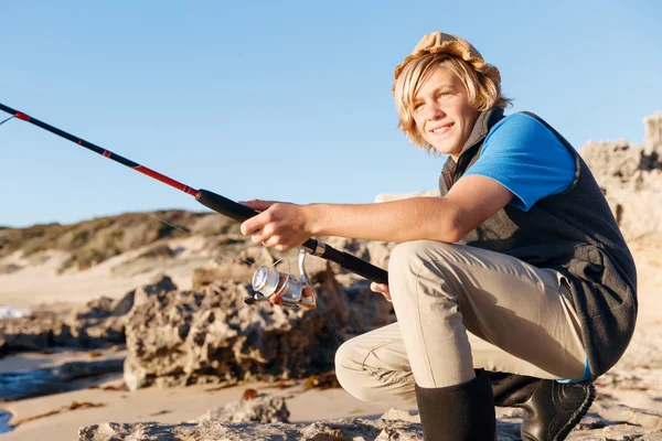 Adolescente pescando en el mar — Foto de Stock