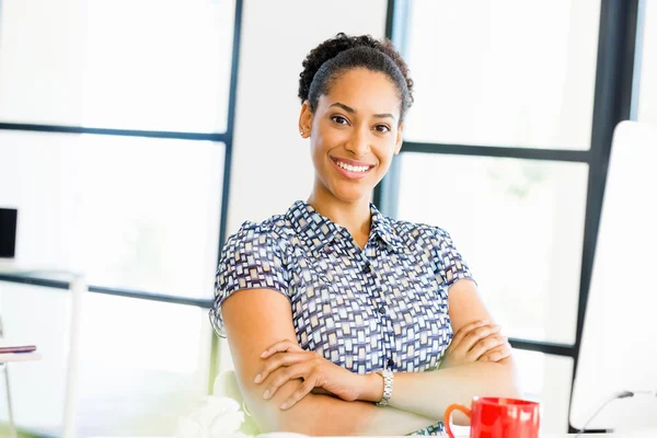 Portrait of smiling afro-american office worker in offfice — Stock Photo, Image