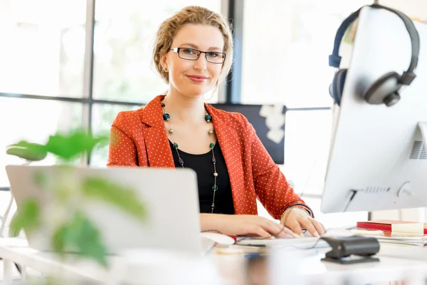 Young woman in office — Stock Photo, Image