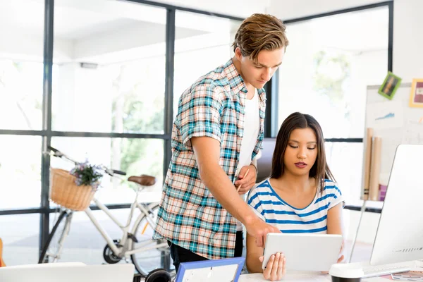 Two office workers at the desk — Stock Photo, Image