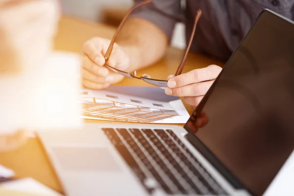 Desk and hands close up — Stock Photo, Image