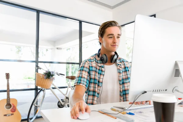 Junger Mann arbeitet im Büro — Stockfoto