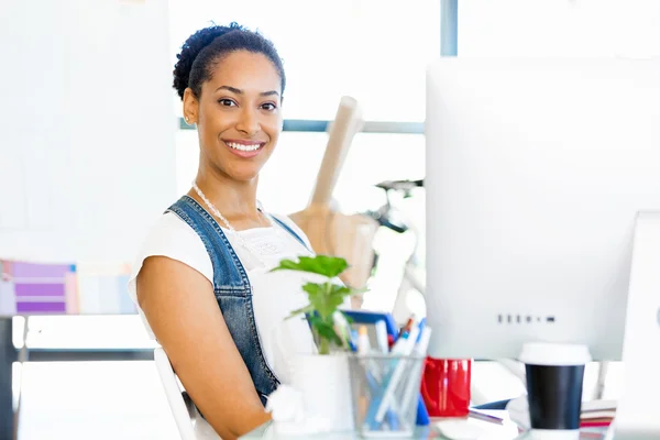 Porträtt av leende afro-american kontorsarbetare sitter i offfice — Stockfoto