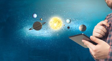 Dijital tablet kullanan adam. Karışık teknik