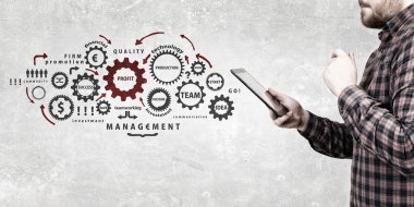 Dijital tablet kullanan adam. Karışık teknik