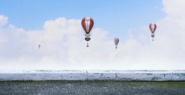 Üzerinde gökyüzü uçan aerostats. Karışık teknik