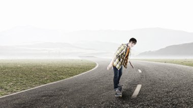 Çocuk kaykay binmek. Karışık teknik