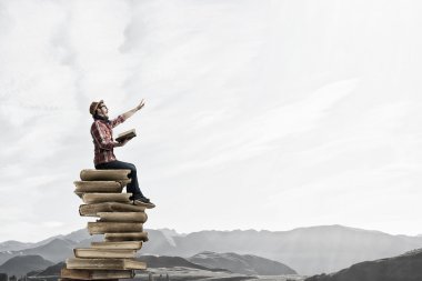Hipster adam kitap ile. Karışık teknik