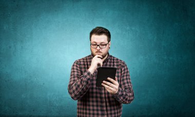 Dijital tablet kullanan adam. Karışık teknik