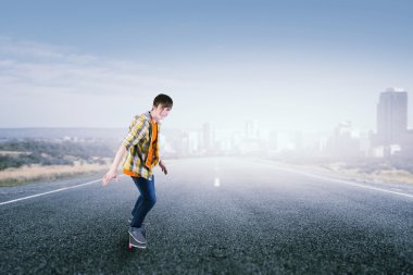 Çocuk kaykay binmek. Karışık teknik