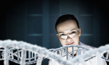 Laboratuvarda çalışan bilim adamı kadın. Karışık teknik