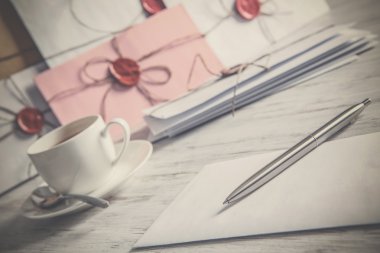 Tablo üzerindeki mühür harflerle