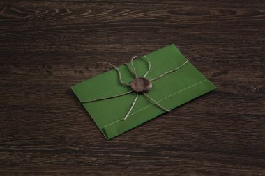 Tablo üzerindeki mühür ile mektup