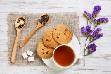 bitkisel çay ve kurabiye