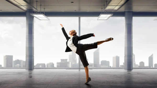Dansen zakenvrouw in office. Mixed media — Stockfoto