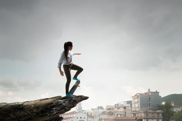 Fille faire du skateboard. Techniques mixtes — Photo