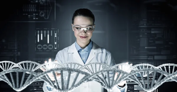 Mujer científica trabajando en laboratorio. Medios mixtos — Foto de Stock