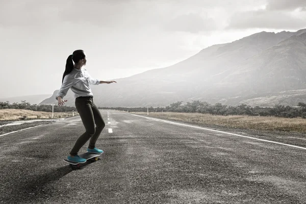 Fille faire du skateboard. Techniques mixtes — Photo