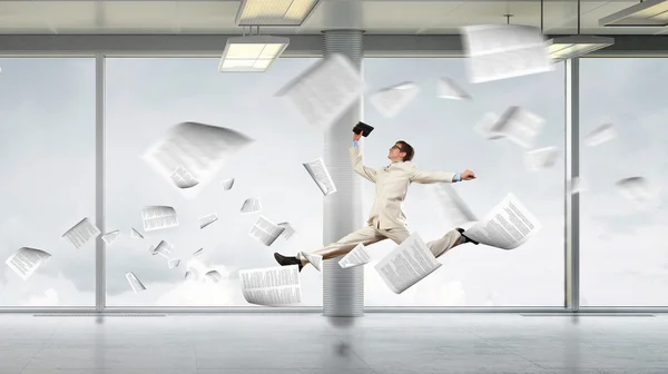 オフィスのビジネスマンをジャンプします。ミクスト メディア — ストック写真