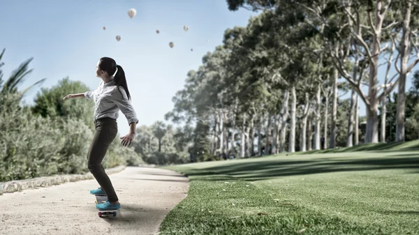 Flicka åka skateboard. Mixed media — Stockfoto