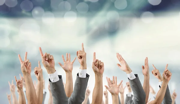 Gruppe von Menschen mit erhobenen Händen. Gemischte Medien — Stockfoto