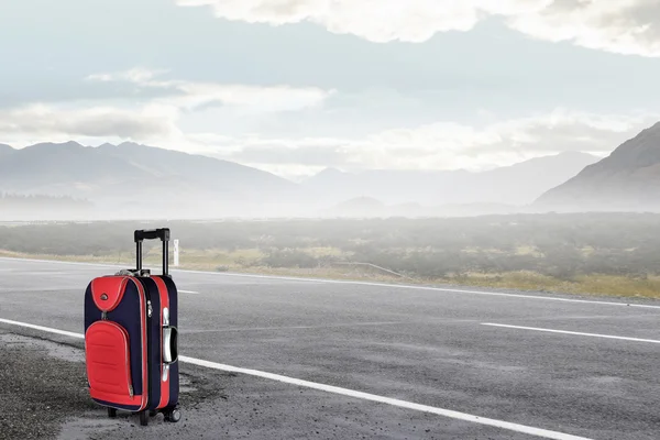 大きな赤いスーツケース。ミクスト メディア — ストック写真