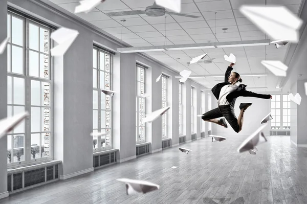İş kadını ofiste dans. Karışık teknik — Stok fotoğraf