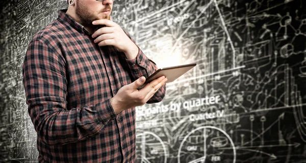 De man van de hipster met tablet apparaat. Mixed media — Stockfoto