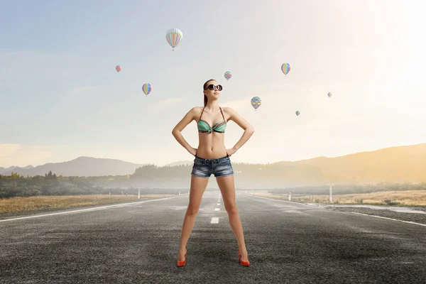 Atacar uma mulher caminhante na estrada. Meios mistos — Fotografia de Stock