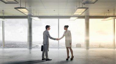 İş ortakları el sıkışma. Karışık teknik