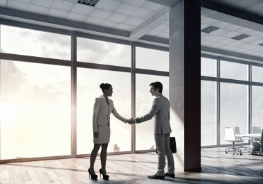 İş ortakları el sıkışma. Karışık teknik