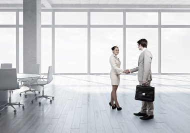 İş ortakları el sıkışma. Karışık teknik