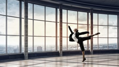 İş kadını ofiste dans. Karışık teknik