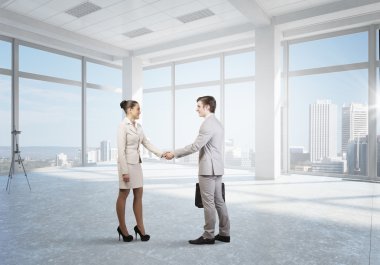 İş ortakları el sıkışma. Karışık teknik