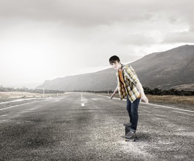 Çocuk kaykay binmek. Karışık teknik