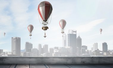 Üzerinde gökyüzü uçan aerostats. Karışık teknik