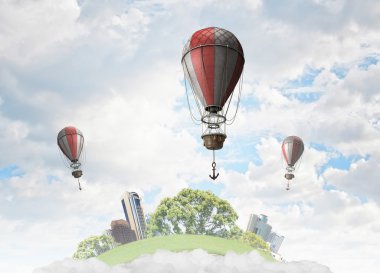 Üzerinde gökyüzü uçan aerostats. Karışık teknik