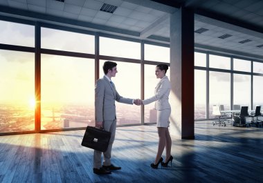 İş ortakları el sıkışma. Karışık teknik