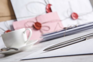 Tablo üzerindeki mühür ile mektup