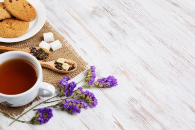 bitkisel çay ve kurabiye