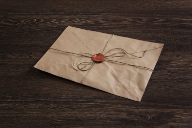 Tablo üzerindeki mühür ile mektup