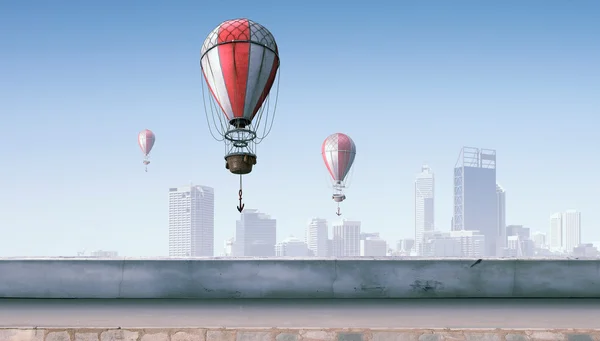 Aerostats flyger över himlen. Mixed media — Stockfoto