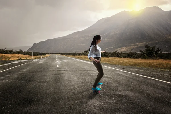 Meisje rit skateboard. Mixed media — Stockfoto
