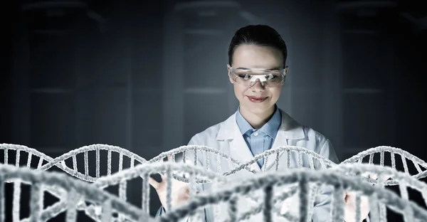 Mulher cientista a trabalhar em laboratório. Meios mistos — Fotografia de Stock