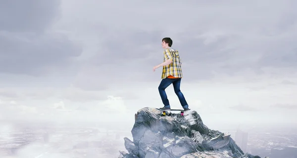 スケート ボードに乗る少年。ミクスト メディア — ストック写真
