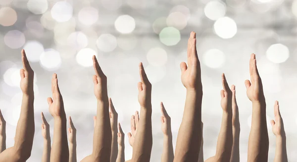 Gruppo di persone con le mani alzate. Mezzi misti — Foto Stock