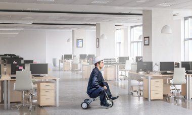 Bir çocuk gibi davranıyor. Karışık teknik